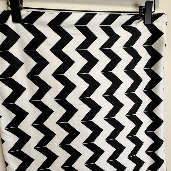 Lululemon Vinyasa Scarf *Luon Light Arrow Chevron White Black / Black - Picture 5 of 11